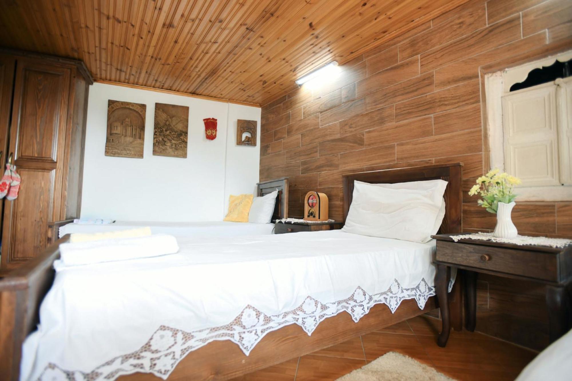 Guesthouse Alvaro Kadiu Berat Exterior photo