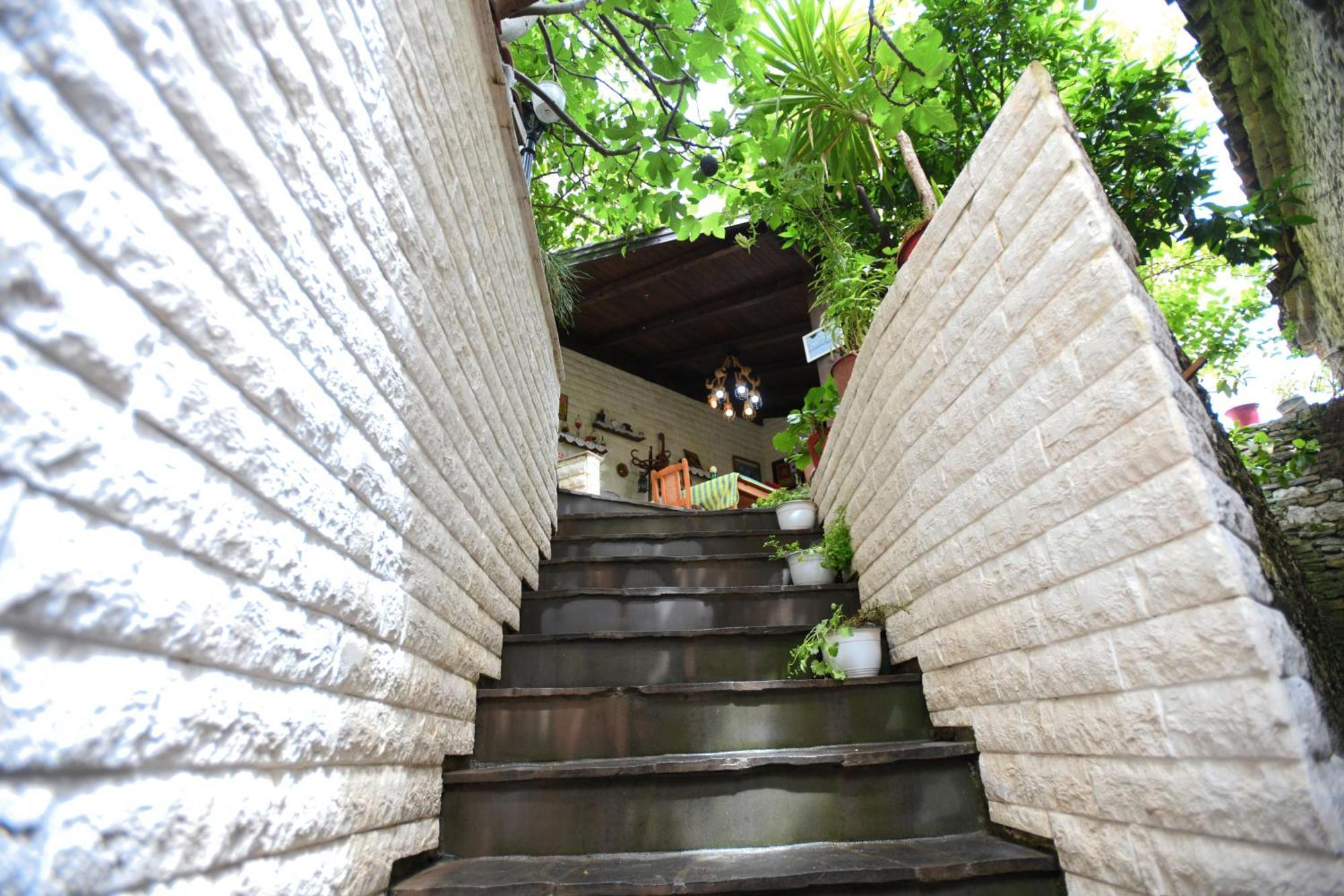 Guesthouse Alvaro Kadiu Berat Exterior photo